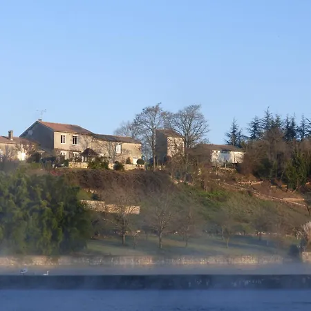 Grande maison escapade au bord de la riviere Touvre Extérieur photo